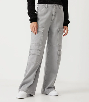 Calça Wide Leg Cintura Alta Em Sarja Com Bolsos Cargo Cinza Claro