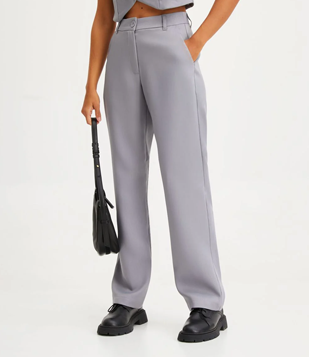 Calça Pantalona Alfaiataria Cintura Baixa Em Crepe Cinza