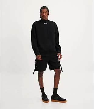 Bermuda Cargo Em Moletom Com Cós Elástico E Bolsos Utilitários Preto