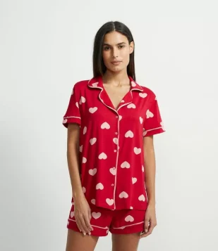 PIJAMA AMERICANO CURTO EM VISCOLYCRA COM ESTAMPA DE CORAÇÕES VERMELHO