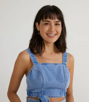BLUSA REGATA CROPPED EM JEANS COM FECHAMENTO POR BOTÃO NAS COSTAS AZUL