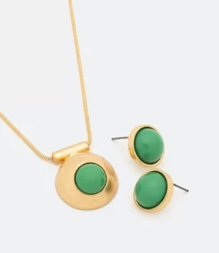 CONJUNTO BRINCO E COLAR EM METAL COM PINGENTE DE MEIA BOLA E RESINA PINTADA VERDE