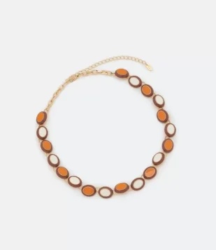 COLAR CURTO EM METAL COM ELEMENTOS GEOMÉTRICOS ESMALTADOS MULTICORES