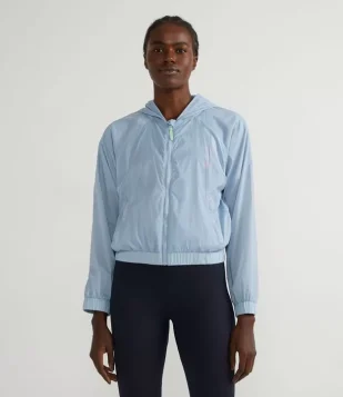 JAQUETA CORTA-VENTO CROPPED ESPORTIVA EM POLIAMIDA COM CAPUZ AZUL
