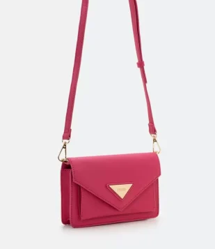 BOLSA TRANSVERSAL COM TAMPA E PLAQUINHA EM TRIANGULO APLICADA ROSA