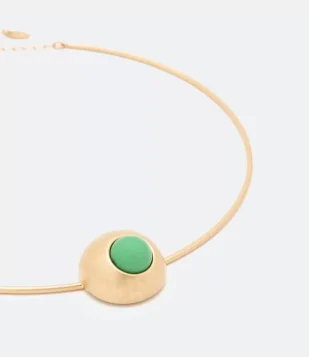 GARGANTILHA EM METAL RÍGIDA E PINGENTE COM DETALHE EM RESINA VERDE