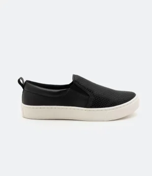 TÊNIS SLIP ON COM TEXTURA COBRA E PUXADOR NO CALCANHAR PRETO