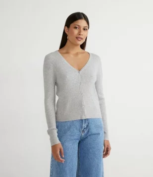 CARDIGAN BÁSICO EM VISCOSE CANELADA COM BOTÕES CINZA
