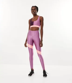 CALÇA LEGGING ESPORTIVA EM POLIAMIDA COM LETTERING E RECORTE CONTRASTANTE ROXO