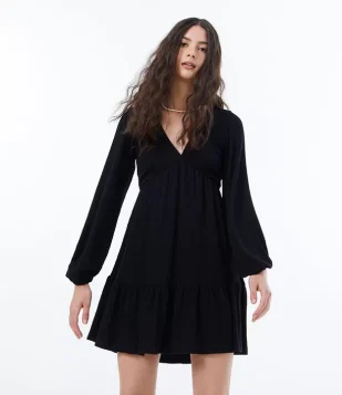 VESTIDO CURTO EM VISCOSE COM MANGA LONGA E DECOTE V PRETO