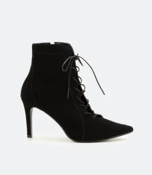 BOTA COM AMARRAÇÃO E BICO FINO PRETO