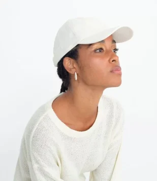 BONÉ BÁSICO EM ALGODÃO BEGE