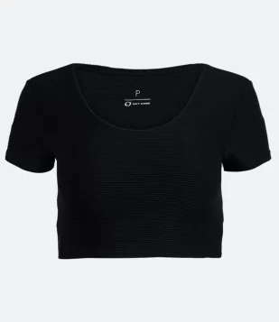 CAMISETA CROPPED ESPORTIVA EM POLIAMIDA CANELADA E ABERTURA NAS COSTAS PRETO