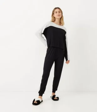 PIJAMA LONGO EM VISCOLYCRA COM RECORTES E LETTERING FRONTAL CINZA