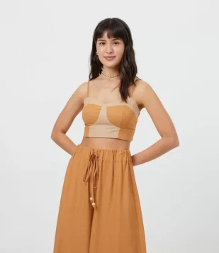 BLUSA REGATA CROPPED EM LINHO COM RECORTES NO BUSTO MARROM