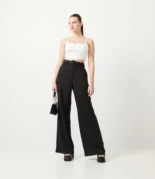CALÇA PANTALONA ALFAIATARIA EM CREPE COM CINTO AFIVELADO PRETO