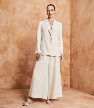 CALÇA PANTALONA EM VISCOLINHO COM TEXTURA LISTRADA BEGE