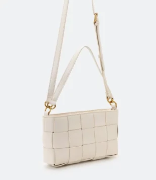 BOLSA BAGUETE TRANSVERSAL EM TRESSÊ COM ALÇA DE MÃO OFF WHITE