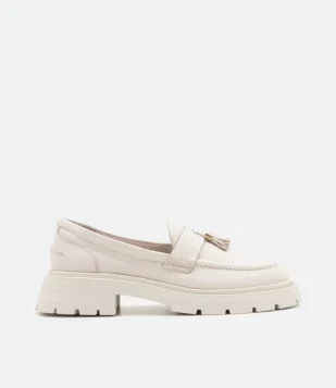 SAPATO LOAFER EM COURO COM SOLA TRATORADA OFF WHITE