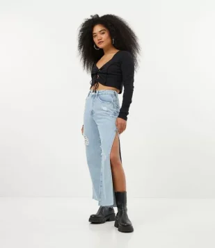 CALÇA RETA EM JEANS COM RASGOS E FENDAS GRANDES AZUL