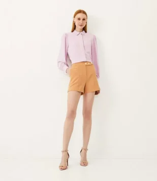 SHORT ALFAIATARIA COM BOTÕES E BOLSOS FRONTAIS BEGE