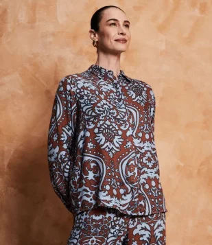 CAMISA ALONGADA EM CREPE COM ESTAMPA DE ARABESCOS MARROM