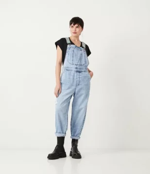 MACACÃO EM JEANS COM ALÇAS COM LETTERING APLICADO AZUL