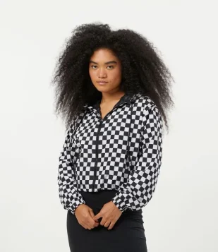 JAQUETA CORTA-VENTO CROPPED COM ESTAMPA XADREZ PRETO