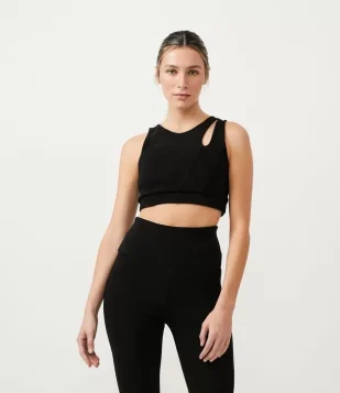 TOP ESPORTIVO EM POLIAMIDA CANELADA COM RECORTE GOTA NO OMBRO PRETO