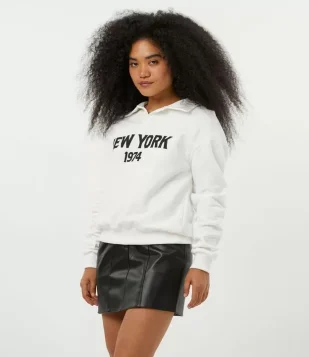 BLUSÃO EM MOLETOM COM GOLA POLO E LETTERING NEW YORK 1974 BRANCO