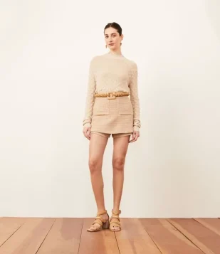 SHORT SAIA EM TWEED COM BOLSOS FRONTAIS BEGE