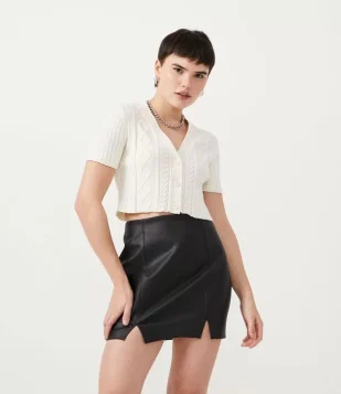 BLUSA CROPPED EM TRICÔ TEXTURIZADO COM BOTÕES BEGE