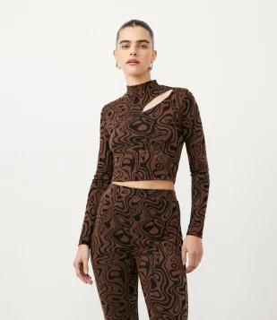 BLUSA CROPPED COM RECORTE NO BUSTO MANGA LONGA E ESTAMPA PSICODÉLICA MARROM