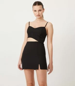 VESTIDO CURTO ALFAIATARIA EM CREPE COM RECORTE LATERAL ASSIMÉTRICO PRETO