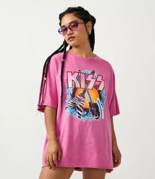 BLUSA ALONGADA EM MEIA MALHA COM MANGA CURTA E ESTAMPA KISS ROSA