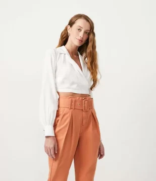 CAMISA CROPPED EM VISCOSE COM TRANSPASSE FRONTAL BRANCO