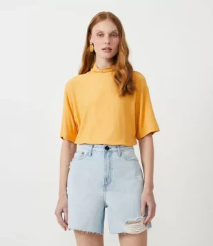 BLUSA EM VISCOSE COM GOLINHA ALTA E BARRA LARGA AMARELO