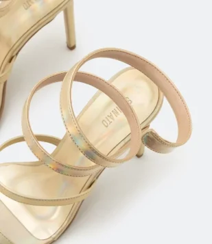 SANDÁLIA COM DETALHE EM MOLA E SALTO FINO DOURADO