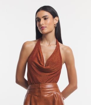 Blusa Cropped Sem Manga com Decote Franzido e Fio Metalizado Marrom