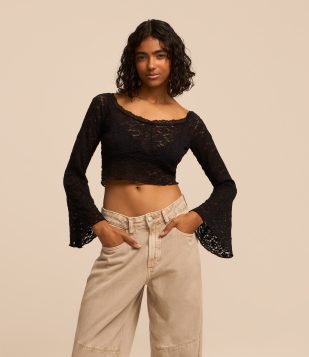 Blusa Cropped em Renda com Decote em V Ombro a Ombro e Mangas Sinos Preto