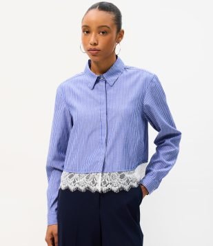 Camisa Cropped em Tricoline Risca de Giz com Renda Azul Marinho