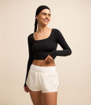 Camiseta Esportiva Cropped com Furo Ajustado no Dedo Preto