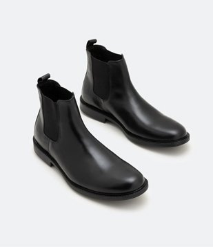Bota Chelsea em Couro com Puxador no Calcanhar Preto