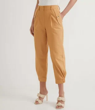 CALÇA CENOURA EM ALGODÃO COM BOLSOS DIFERENCIADOS E PREGAS MARROM