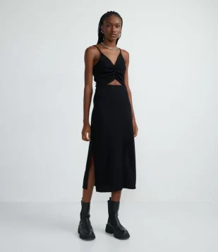 VESTIDO MIDI EM VISCOSE CANELADA COM FRANZIDO E ABERTURA NA CINTURA PRETO