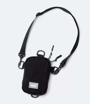 BOLSA MINI BAG COM ALÇA TRANSVERSAL E PATCH APLICADO PRETO