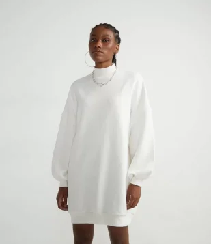 VESTIDO CURTO EM MOLETOM COM GOLA ALTA E CAVA DESLOCADA BRANCO