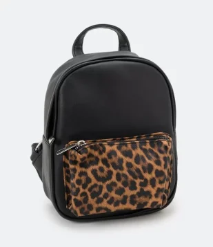 MOCHILA COM BOLSO FRONTAL EM ANIMAL PRINT PRETO