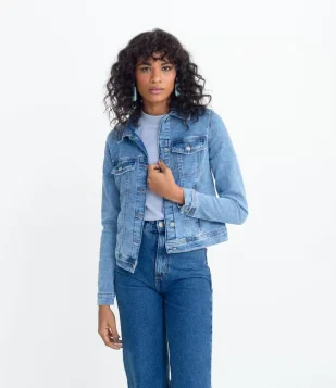 JAQUETA EM JEANS COM RECORTES FRONTAIS AZUL CLARO