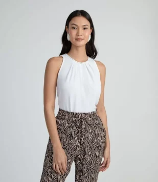 BLUSA REGATA COM PREGAS NA GOLA E COSTURAS CONTRASTANTES BRANCO